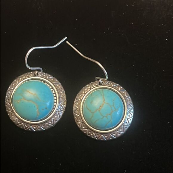Handcrafted silver tone earrings with an turquoise colored stone. - Picture 4 of 4
